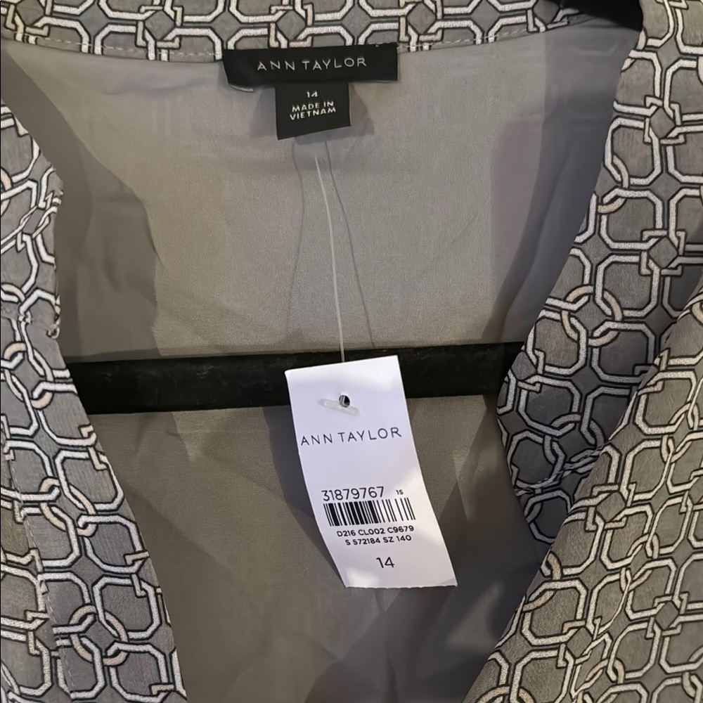 Chic Gray Patterned Button-Up Dress - Picture 4 of 10
